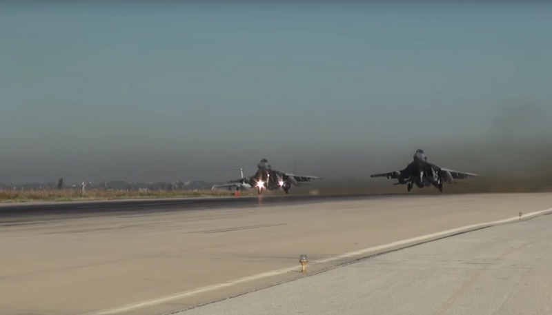 МИСИЈА ЗАВРШЕНА: Први снимци повлачења руских авиона из Сирије; САД тврде да нема смањења броја војника